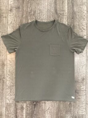 Vuori Men’s Tradewind Performance Pocket Tee - Army Green Heather XL